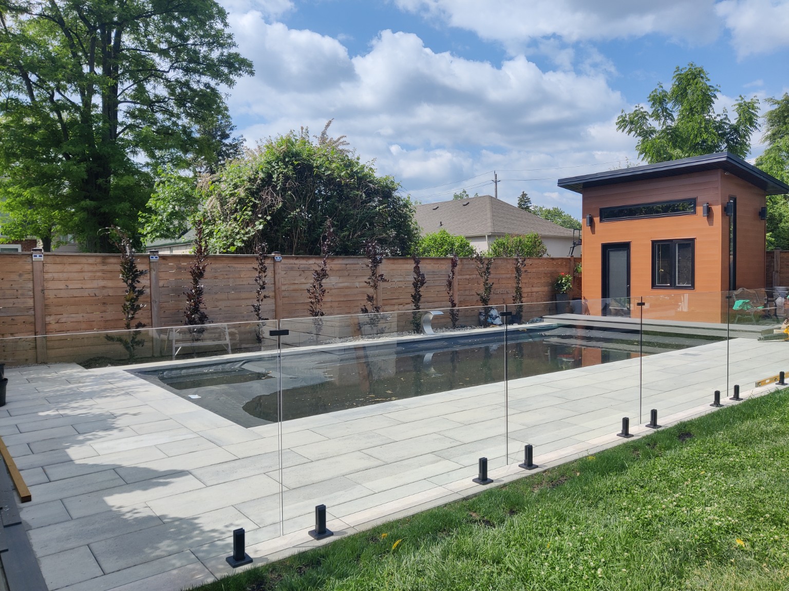 Modern pool and hardscape project by Mako Construction